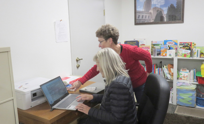Elaine Beckman demonstrated to residents how easy it is now to access the Petersburg Press and Index files explaining how the process of transferring the old microfiche film to flash and hard drive worked.