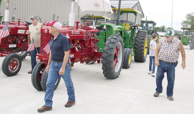 Tractor drive kicks off Lindsay celebration