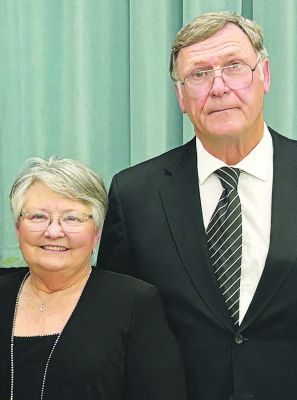 Stuhrs receive Roncalli Award from Pope John